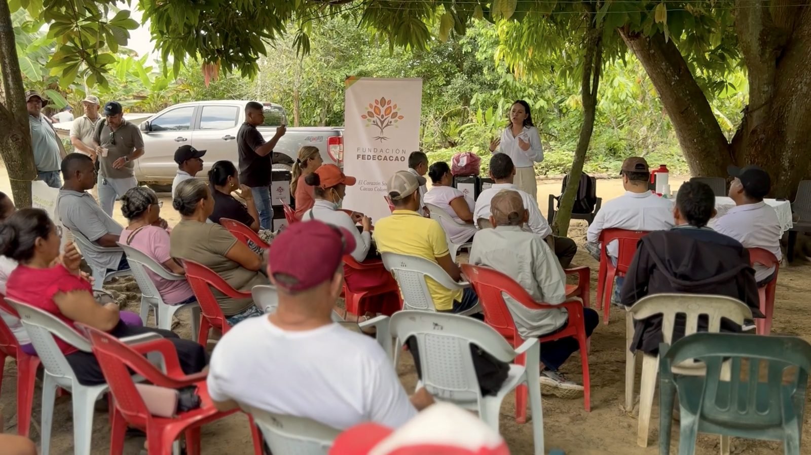 La directora de la Fundación hablando con una comunidad cacaocultora / La directrice de la Fondation s'adressant à une communauté cacaoculteur