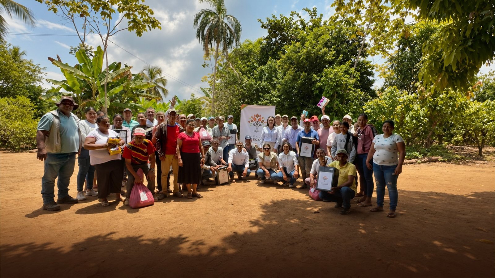 Comunidad cacaocultora y equipo de la Fundación Fedecacao durante una entrega de donaciones / Communauté cacaoculteur et équipe de la Fondation Fedecacao lors d'une remise de dons
