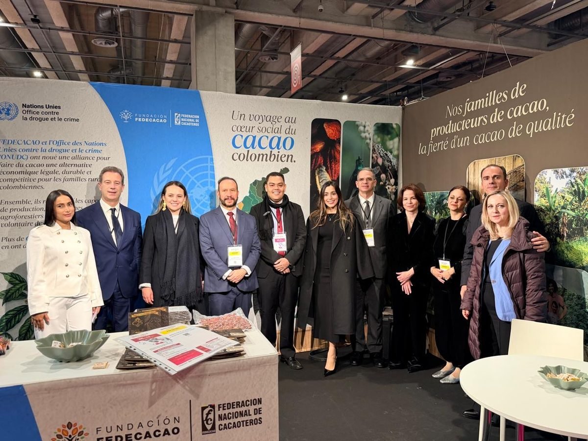 Equipo de la Fundación Fedecacao y aliados en el stand F27 del Salon du Chocolat / Équipe de la Fondation Fedecacao et alliés sur le stand F27 du Salon du Chocolat